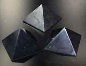 2 Schungit Pyramiden Edelsteine Energie Schungitpyramide 30 mm