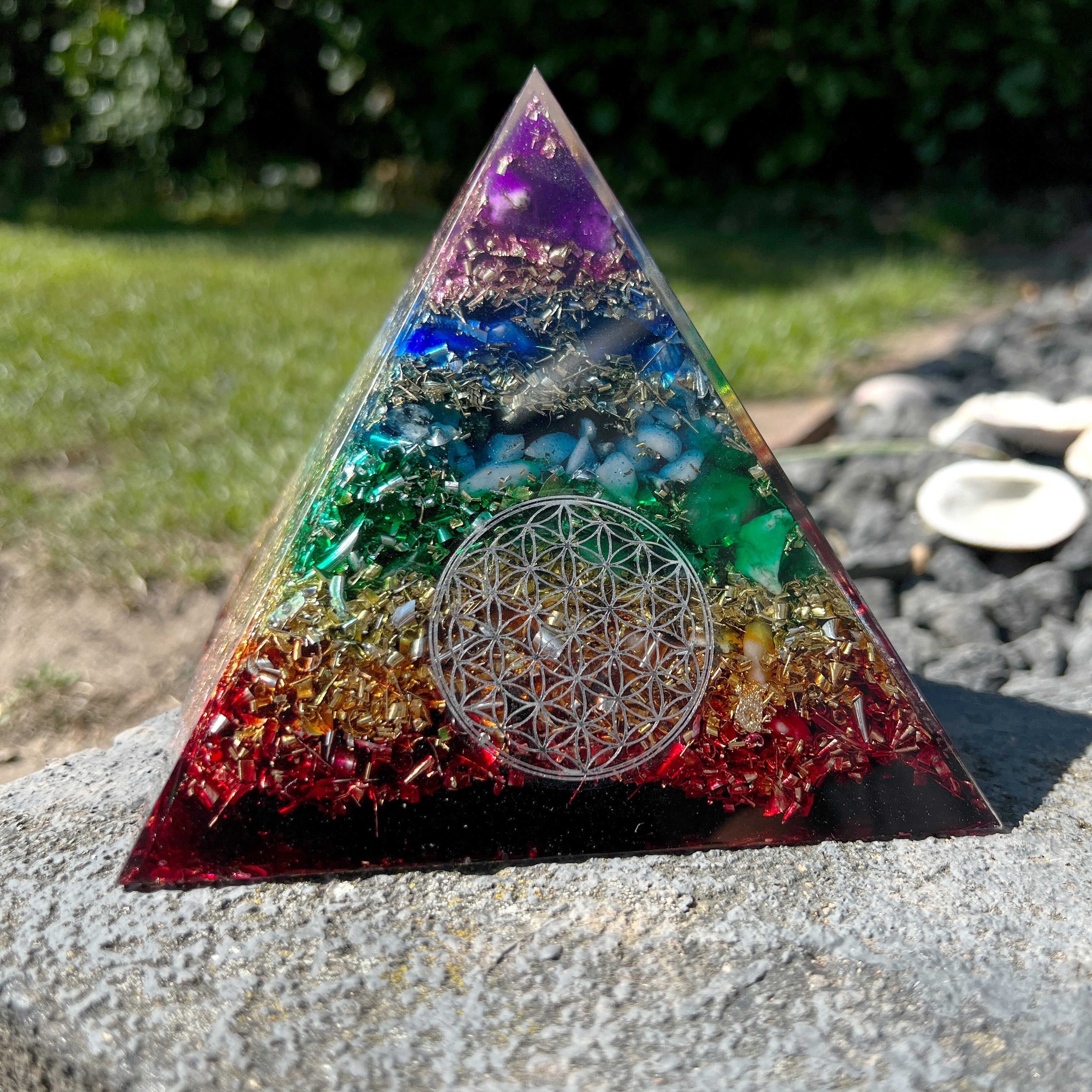 Orpanit® Orgonit 7 Chakren „Regenbogen“ Pyramide XL